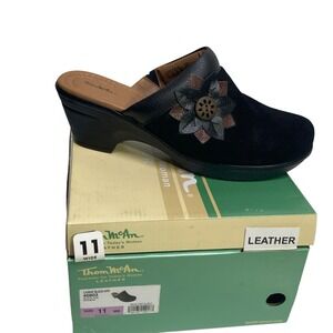 NEW‎ Thom McAn Carine Black Suede Clogs Mules Leather Flower Accent Women's 11 W